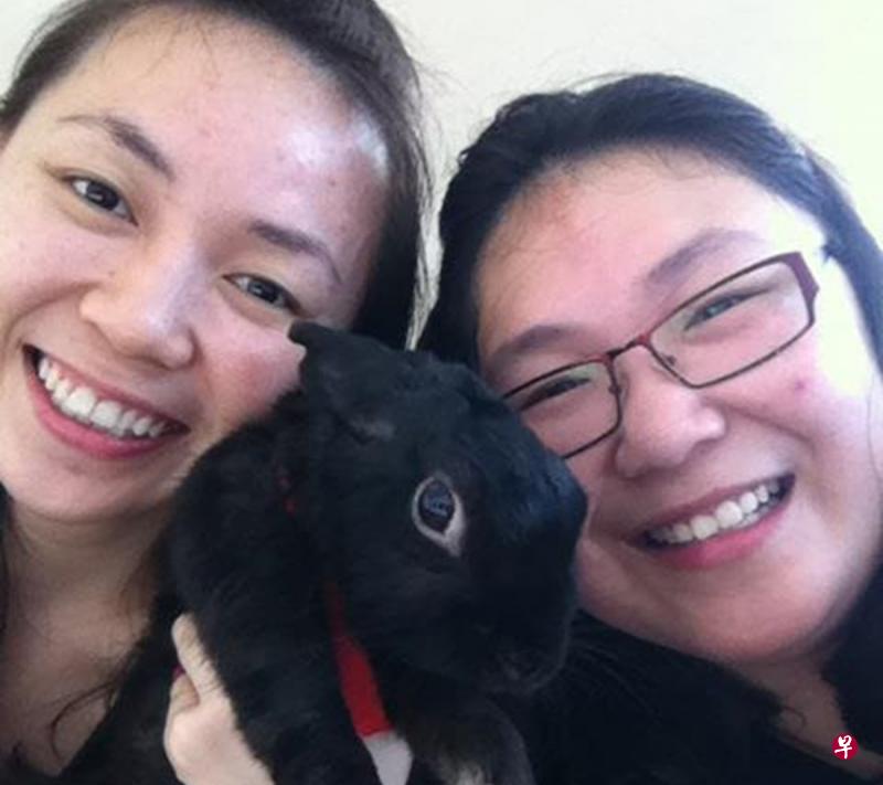 两姐妹很爱小动物。图左为妹妹许苑洁,和姐姐许苑玲。(取自面簿) 两姐妹很爱小动物。图左为妹妹许苑洁,和姐姐许苑玲。(取自面簿)
