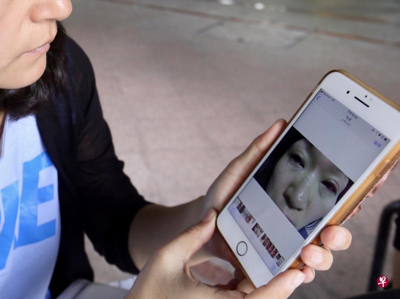 班长高原(左)说,女学员林娜粉(右)被医生证实眼角膜受细菌感染,但也不排除是紫外线造成不适。(邬福梁摄) 班长高原(左)说,女学员林娜粉(右)被医生证实眼角膜受细菌感染,但也不排除是紫外线造成不适。(邬福梁摄)