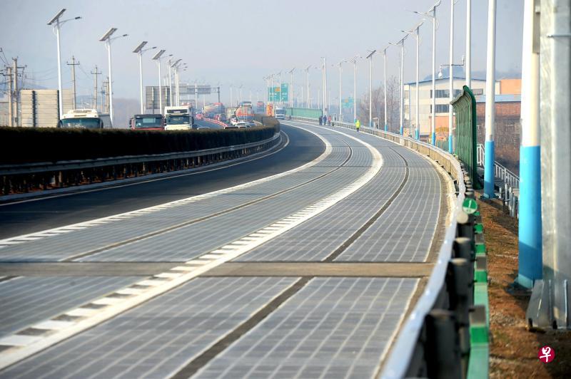 中国建成全球首条高速公路光伏路面试验段全长1120米,昨天正式通车。(路透社) 中国建成全球首条高速公路光伏路面试验段全长1120米,昨天正式通车。(路透社)