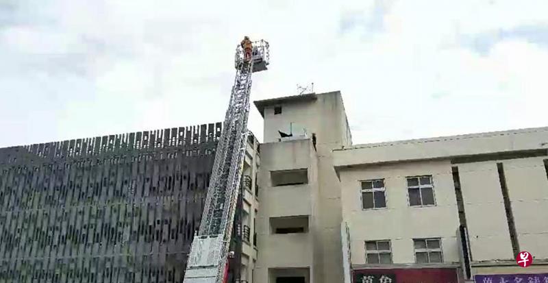 狮城女危站停车场顶楼墙沿。(桃园中坜警局提供) 狮城女危站停车场顶楼墙沿。(桃园中坜警局提供)