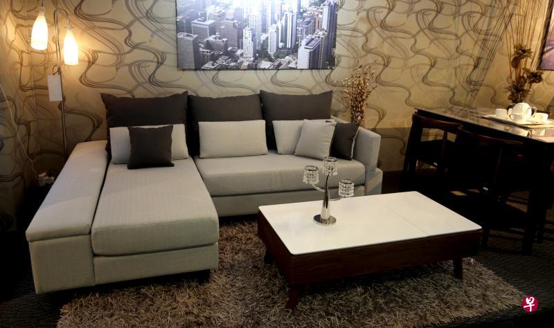 布艺沙发风格多变,适合所有的家居装潢。这套沙发左侧的长凳可坐,也可打开收纳物品。 布艺沙发风格多变,适合所有的家居装潢。这套沙发左侧的长凳可坐,也可打开收纳物品。