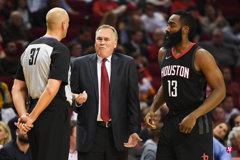 哈登(右)与裁判的一张旧照,中为火箭队主帅丹东尼。(今日美国) 哈登(右)与裁判的一张旧照,中为火箭队主帅丹东尼。(今日美国)