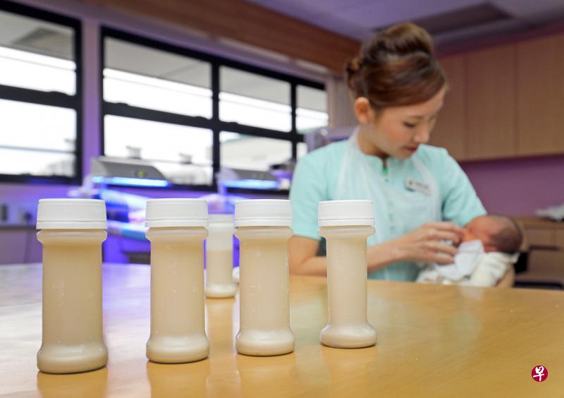 这种预先冲泡好的水奶每瓶大约50毫升,只供婴儿出世后在住院期间饮用,一般由护士喂食,因此市场上不售卖这类产品。这是新保集团首次以集体采购方式购买水奶,卫生部将在计划试行一年后再做评估。(林泽锐摄) 这种预先冲泡好的水奶每瓶大约50毫升,只供婴儿出世后在住院期间饮用,一般由护士喂食,因此市场上不售卖这类产品。这是新保集团首次以集体采购方式购买水奶,卫生部将在计划试行一年后再做评估。(林泽锐摄)