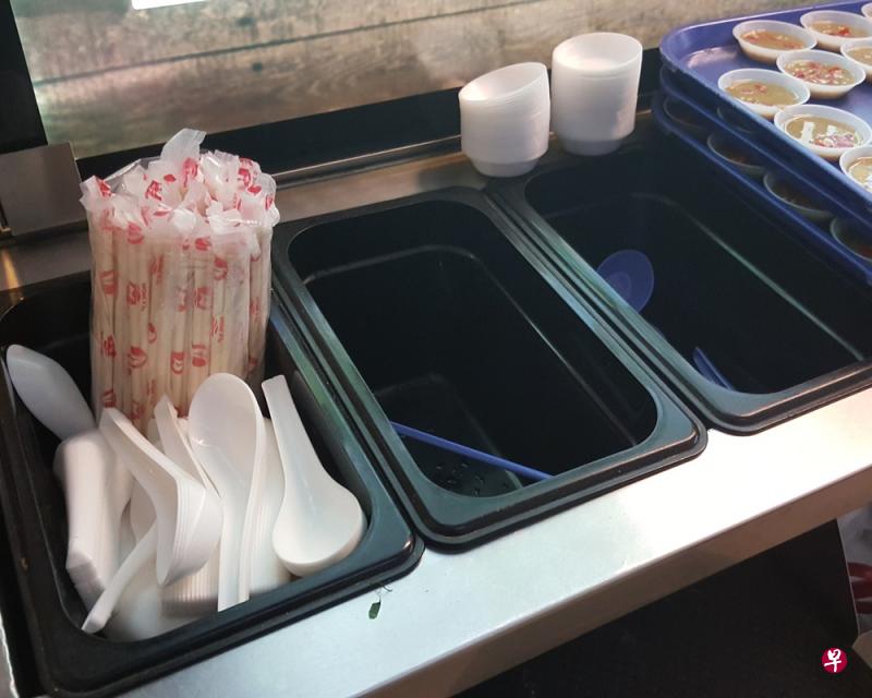 餐具不见的情况相当严重,勿洛转换站熟食中心有些摊位每个月都需填补约50套餐具。 餐具不见的情况相当严重,勿洛转换站熟食中心有些摊位每个月都需填补约50套餐具。