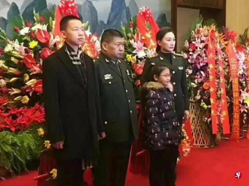 网民上周三晒出毛新宇(左二)一家四口的照片,并指今年14岁的毛东东(左一)身高已近1.8米,并与毛泽东的生日是同月同日。(香港01) 网民上周三晒出毛新宇(左二)一家四口的照片,并指今年14岁的毛东东(左一)身高已近1.8米,并与毛泽东的生日是同月同日。(香港01)