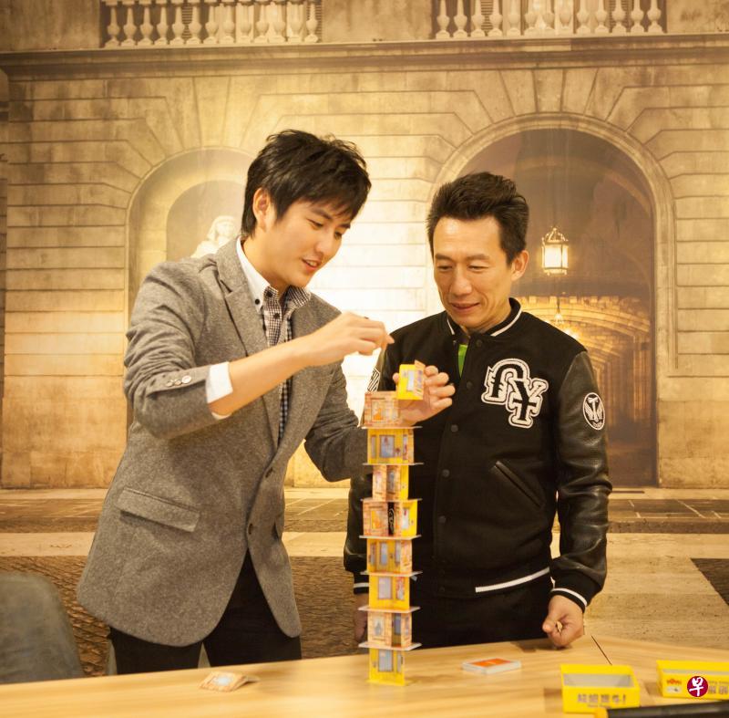 桌游店开幕时,郭子乾(右)到场帮黄靖伦冲人气。(黄靖伦提供) 桌游店开幕时,郭子乾(右)到场帮黄靖伦冲人气。(黄靖伦提供)