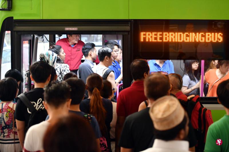 SMRT表示将增加一趟从樟宜机场站直达市区武吉士站(双方向)的特快接驳服务。(档案照) SMRT表示将增加一趟从樟宜机场站直达市区武吉士站(双方向)的特快接驳服务。(档案照)