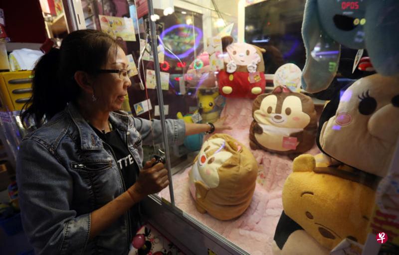 梁金玉强调自己并没有收取Miko的6元5角,但对方却在面簿留言说付了这笔钱,她需向老板解释。(饶进礼摄) 梁金玉强调自己并没有收取Miko的6元5角,但对方却在面簿留言说付了这笔钱,她需向老板解释。(饶进礼摄)