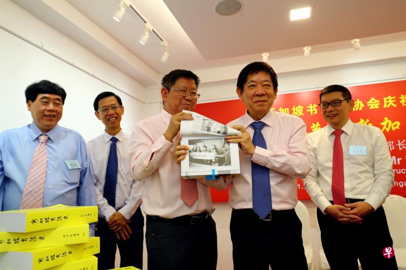 基础建设统筹部长兼交通部长许文远(右二)为新加坡书法家协会会长陈声桂(左三)新著《新加坡书法史》主持发布仪式。该书收录了许文远现场挥毫的爪夷文书作“合则成,分则败”等。(陈来福摄) 基础建设统筹部长兼交通部长许文远(右二)为新加坡书法家协会会长陈声桂(左三)新著《新加坡书法史》主持发布仪式。该书收录了许文远现场挥毫的爪夷文书作“合则成,分则败”等。(陈来福摄)