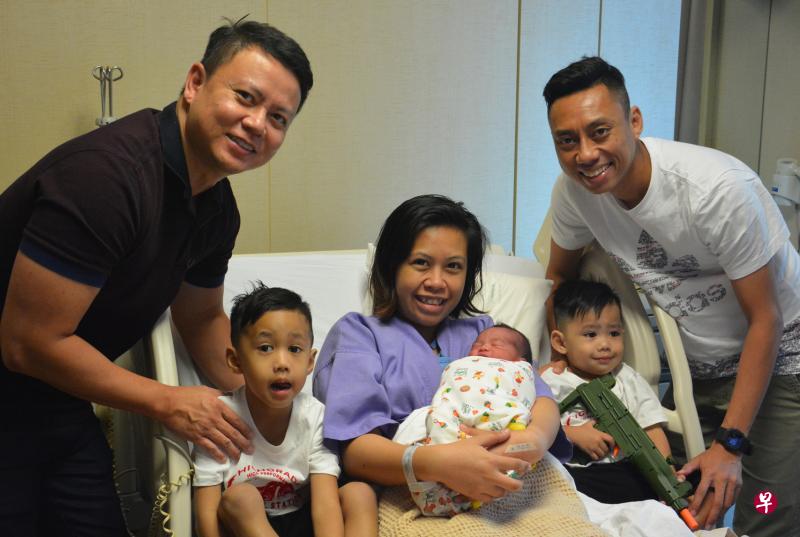 负责接生的莱佛士妇产科医疗中心的顾问医生贾仕南(左一)与该中心元旦宝宝一家合影。左二起:长子纳斯塔、妈妈诺珐丽莎、元旦宝宝尼可拉斯、次子纳达尔和爸爸纳斯。(莱佛士医院提供) 负责接生的莱佛士妇产科医疗中心的顾问医生贾仕南(左一)与该中心元旦宝宝一家合影。左二起:长子纳斯塔、妈妈诺珐丽莎、元旦宝宝尼可拉斯、次子纳达尔和爸爸纳斯。(莱佛士医院提供)