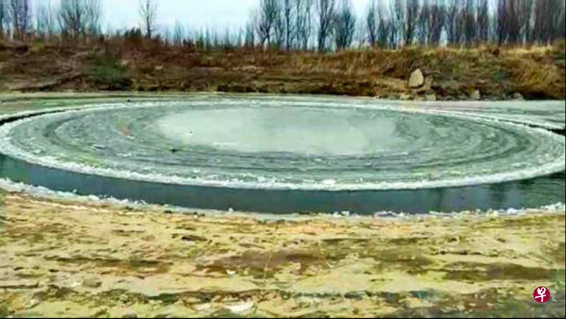 辽宁河上出现自转冰圈,其实是罕见的地理现象,并非网传是飞碟降落处。(香港01) 辽宁河上出现自转冰圈,其实是罕见的地理现象,并非网传是飞碟降落处。(香港01)