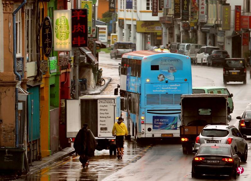 在公路上非法使用个人代步工具不但危及自身安全,也会严重威胁其他公路使用者的安危。《联合早报》摄影记者昨天在好几个地方观察,就轻易捕捉到好些危险镜头。(谢智扬摄) 在公路上非法使用个人代步工具不但危及自身安全,也会严重威胁其他公路使用者的安危。《联合早报》摄影记者昨天在好几个地方观察,就轻易捕捉到好些危险镜头。(谢智扬摄)