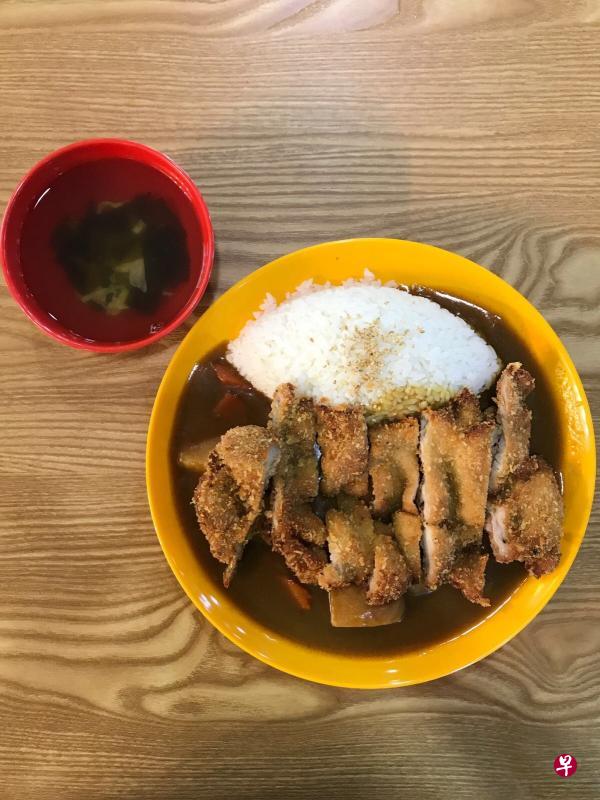 咖喱炸鸡排饭鸡块大片,饭粒“粒粒分明”。(方心盈摄) 咖喱炸鸡排饭鸡块大片,饭粒“粒粒分明”。(方心盈摄)