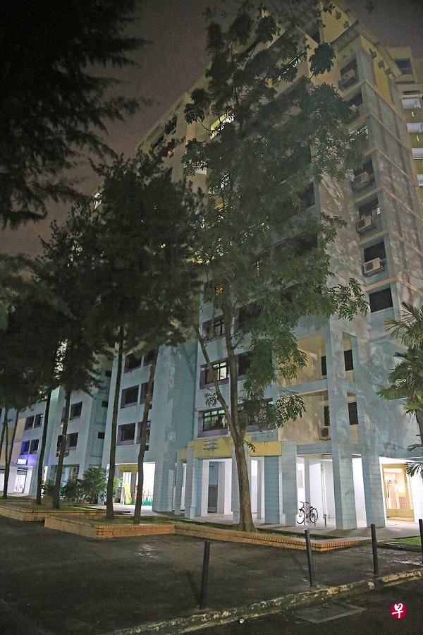 据母亲说法,儿子搭校车到距离托管中心不远的停放处下车。 据母亲说法,儿子搭校车到距离托管中心不远的停放处下车。