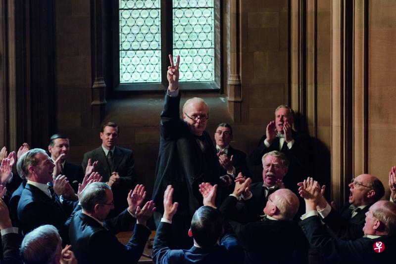 《最黑暗的时刻》焦点放在丘吉尔(中)的传奇。 《最黑暗的时刻》焦点放在丘吉尔(中)的传奇。