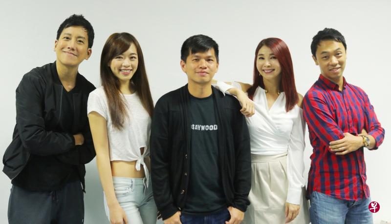 《尸杀军营》导演杰生弹(中)与主演王智国(左一起)、黎格欣、陈秀环与郑良雄。 《尸杀军营》导演杰生弹(中)与主演王智国(左一起)、黎格欣、陈秀环与郑良雄。