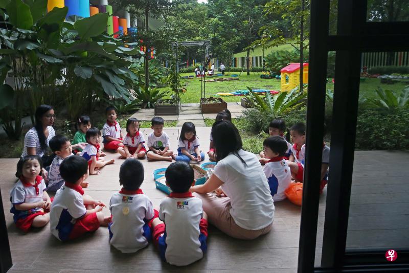 社会及家庭发展部长李智陞前天走访一家大型托儿所后,接受媒体专访,分享他的部门今年的多个工作重点。(林国明摄) 社会及家庭发展部长李智陞前天走访一家大型托儿所后,接受媒体专访,分享他的部门今年的多个工作重点。(林国明摄)