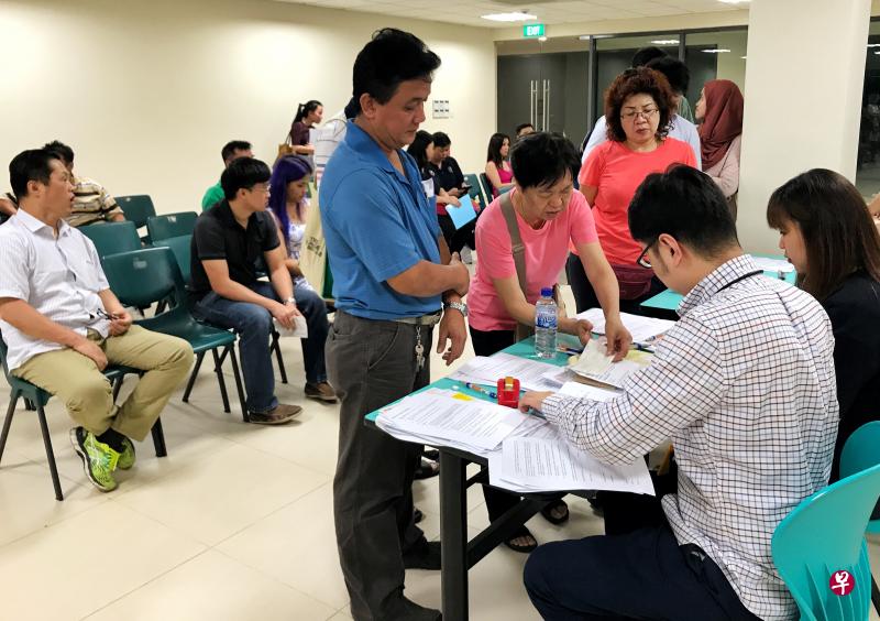 今年牛车水年货市场的旺摊由叶伟强(蓝衣者)的牛车水广州生果贸易标得。(何炳耀摄) 今年牛车水年货市场的旺摊由叶伟强(蓝衣者)的牛车水广州生果贸易标得。(何炳耀摄)