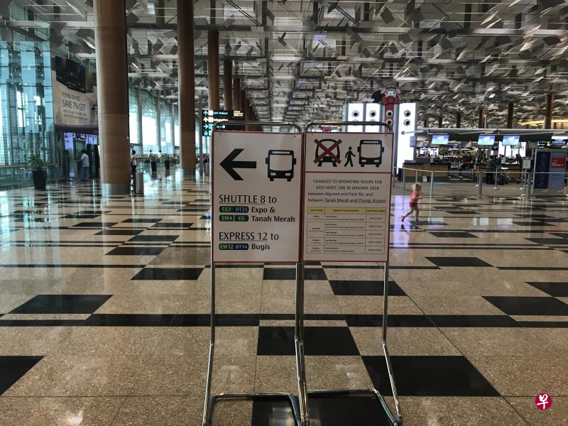 本月地铁服务时间调整期间,樟宜机场将有告示引导公众与旅客改搭接驳巴士。(苏德铭摄) 本月地铁服务时间调整期间,樟宜机场将有告示引导公众与旅客改搭接驳巴士。(苏德铭摄)