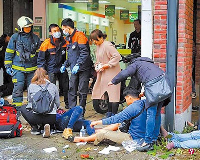 发生车祸后,女伤者(左下角)瘫倒在地,男伤者则坐倒在旁,两人由救护人员照料。(档案照) 发生车祸后,女伤者(左下角)瘫倒在地,男伤者则坐倒在旁,两人由救护人员照料。(档案照)