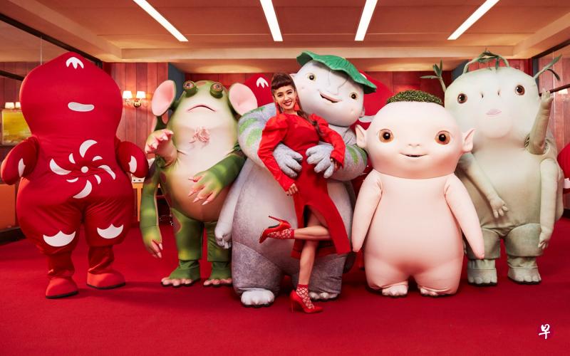 蔡依林拍摄奇幻喜剧电影《捉妖记 2》的主题曲《什么什么》,胡巴(右二)、笨笨(中)等妖怪入镜,现场如色彩缤纷的派对。(互联网) 蔡依林拍摄奇幻喜剧电影《捉妖记 2》的主题曲《什么什么》,胡巴(右二)、笨笨(中)等妖怪入镜,现场如色彩缤纷的派对。(互联网)