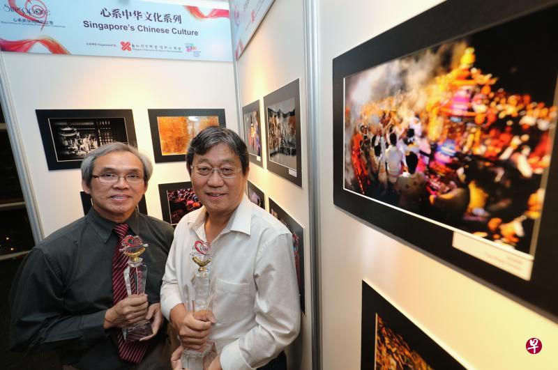 王泽保(左)获得特选系列——胡姬花组别的第一名,陈福祥则是“心系多元文化”组的第一名。“心系中华文化”组别的第一名是右边照片《恭送九皇大帝回銮》,得奖者郑添辉因身体不适没有出席颁奖礼。(林泽锐摄) 王泽保(左)获得特选系列——胡姬花组别的第一名,陈福祥则是“心系多元文化”组的第一名。“心系中华文化”组别的第一名是右边照片《恭送九皇大帝回銮》,得奖者郑添辉因身体不适没有出席颁奖礼。(林泽锐摄)