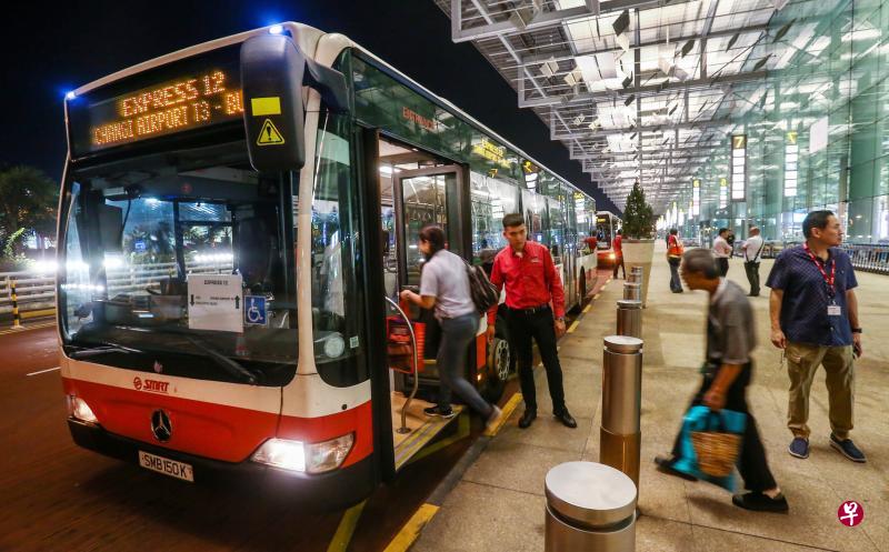 衔接樟宜机场和丹那美拉的第一趟8号接驳巴士约11时零5分从T3出发。公众也能搭乘12号快捷巴士往返武吉士站与樟宜机场。(陈斌勤摄) 衔接樟宜机场和丹那美拉的第一趟8号接驳巴士约11时零5分从T3出发。公众也能搭乘12号快捷巴士往返武吉士站与樟宜机场。(陈斌勤摄)