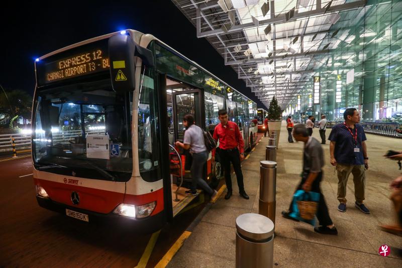 从樟宜机场站出发到丹那美拉站的地铁服务提早结束,一些乘客需改搭接驳巴士回家。( 陈斌勤摄 ) 从樟宜机场站出发到丹那美拉站的地铁服务提早结束,一些乘客需改搭接驳巴士回家。( 陈斌勤摄 )