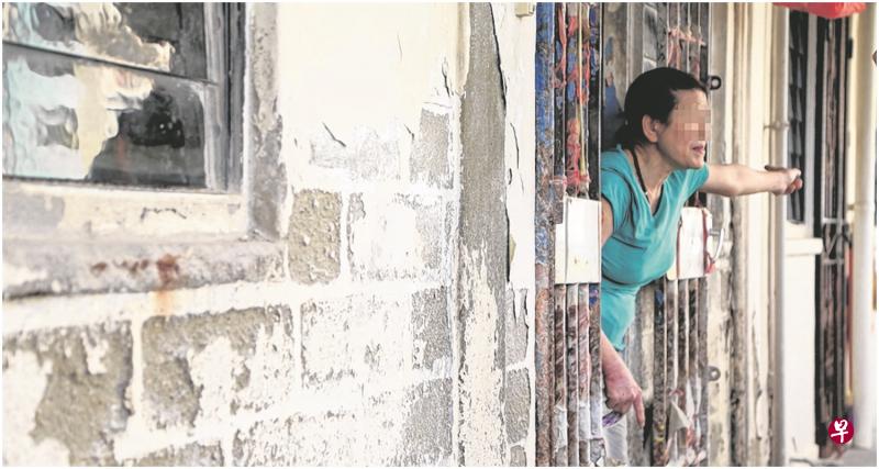 屋主指隔壁的一对老夫妇看她不顺眼,故意搞破坏,还泼屎尿在她门口和窗户,所以她必须每天早晚都用清水清洗。 屋主指隔壁的一对老夫妇看她不顺眼,故意搞破坏,还泼屎尿在她门口和窗户,所以她必须每天早晚都用清水清洗。