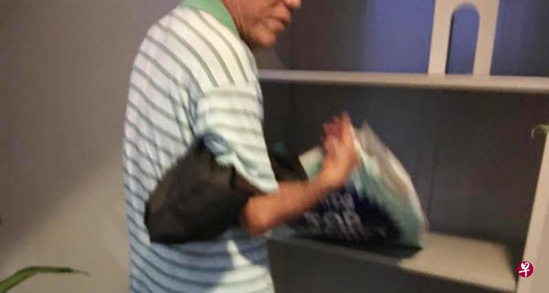 70岁大叔将书架上的书一扫而光!(受访者提供) 70岁大叔将书架上的书一扫而光!(受访者提供)
