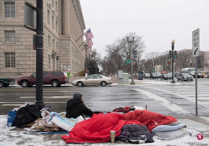 在美国首都华盛顿,严寒的天气令人难以抵挡,流浪汉就睡在大马路旁的蒸汽排放口上取暖。(法新社) 在美国首都华盛顿,严寒的天气令人难以抵挡,流浪汉就睡在大马路旁的蒸汽排放口上取暖。(法新社)