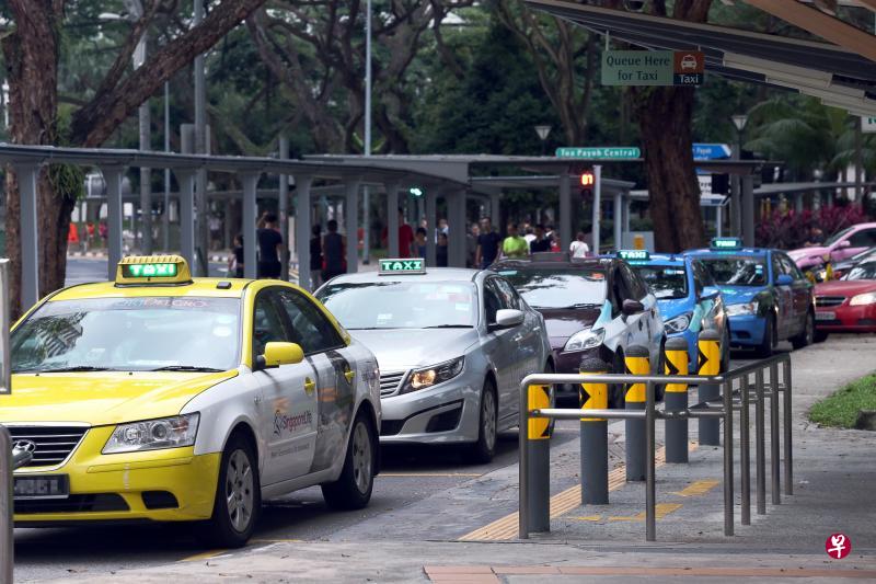 德士乘客量持续下降,大巴窑地铁站外的德士站,昨天傍晚出现多辆德士等候乘客的情形。(邝启聪摄) 德士乘客量持续下降,大巴窑地铁站外的德士站,昨天傍晚出现多辆德士等候乘客的情形。(邝启聪摄)