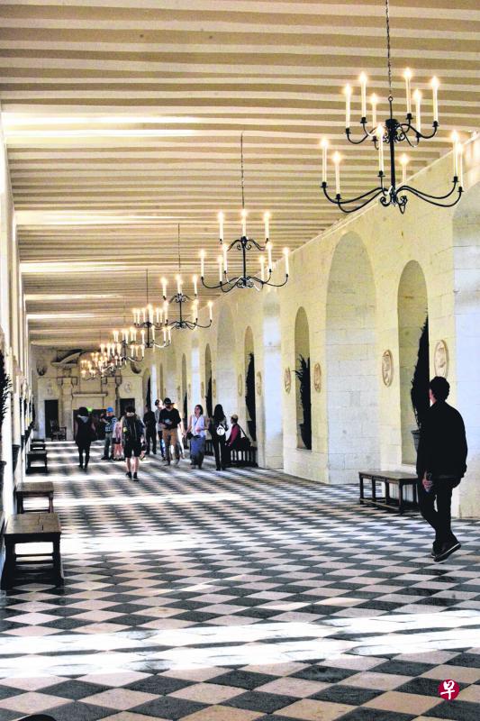 60米长的跨河长廊通向舍农索堡。 60米长的跨河长廊通向舍农索堡。