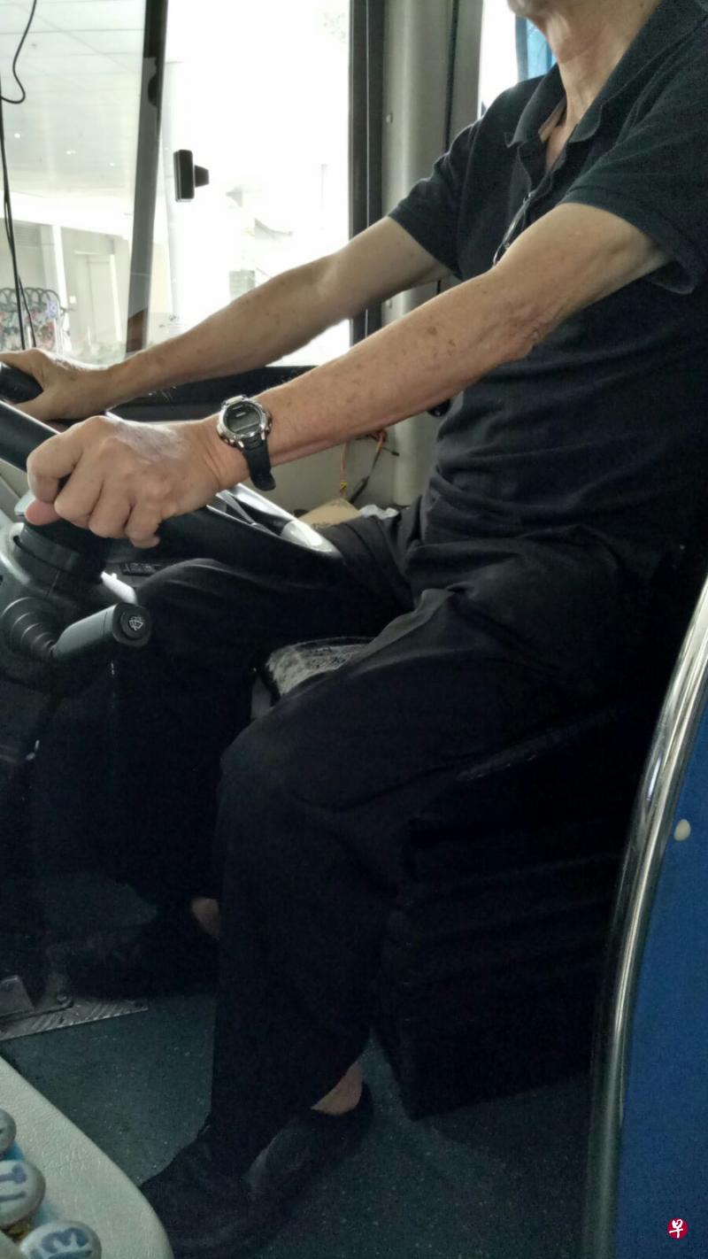 李先生早前在两家物流业公司当司机超过15年，但雇主没有给予公积金。（受访者提供）
