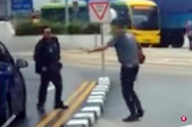 毒男在兀兰关卡向执法人员叫嚣。（网络照）