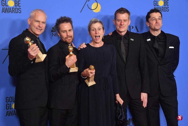 左起电影导演Martin McDonagh、最佳男配角Sam Rockwell、最佳女主角Frances McDormand、制作人Graham Broadbent和Peter Czernin。（照片/法新社）