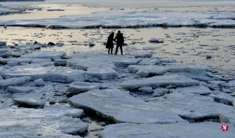 受持续降温影响,渤海大连北部海域海冰范围扩大,在北风和潮汐的作用下,大量海冰涌上岸边,形成奇特的极地冰原景观。图为游客在渤海大连夏家河子海域的海冰上游玩。(新华社) 受持续降温影响,渤海大连北部海域海冰范围扩大,在北风和潮汐的作用下,大量海冰涌上岸边,形成奇特的极地冰原景观。图为游客在渤海大连夏家河子海域的海冰上游玩。(新华社)