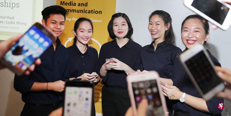 新加坡理工学院媒体与传播系二年级学生去年6月,以“低头族”为课题展开年度调查。(海峡时报) 新加坡理工学院媒体与传播系二年级学生去年6月,以“低头族”为课题展开年度调查。(海峡时报)