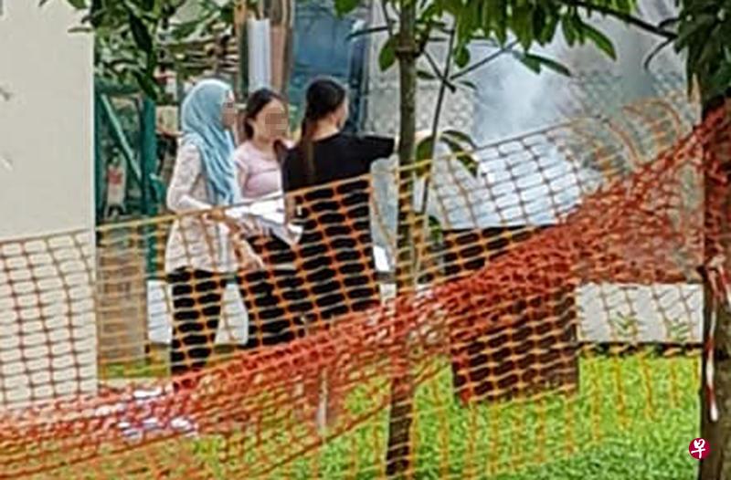 三名幼儿园教师用冥纸焚烧桶销毁文件,网上引起热议。(互联网) 三名幼儿园教师用冥纸焚烧桶销毁文件,网上引起热议。(互联网)