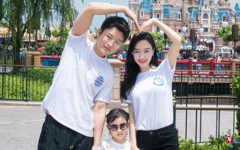 贾乃亮(左)、李小璐及女儿甜馨,一家三口的甜蜜合影。(互联网) 贾乃亮(左)、李小璐及女儿甜馨,一家三口的甜蜜合影。(互联网)