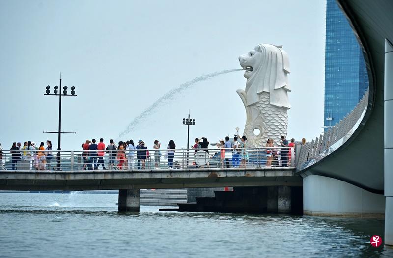 新加坡著名地标鱼尾狮,就矗立于新加坡河口。(档案照) 新加坡著名地标鱼尾狮,就矗立于新加坡河口。(档案照)