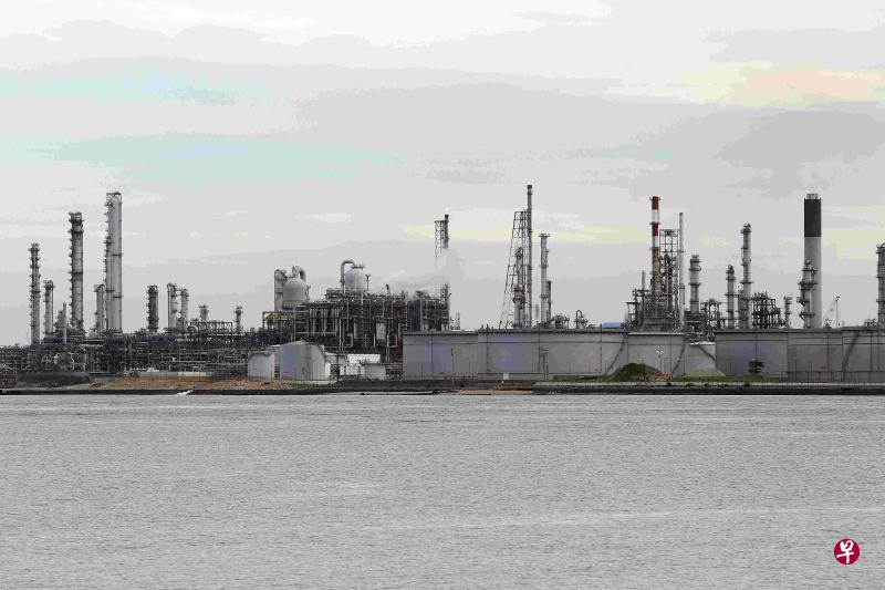 17名涉嫌在毛广岛的蚬壳公司设施非法挪用燃油的男子年龄介于30岁到63岁,将于今早被控上法庭。(档案照) 17名涉嫌在毛广岛的蚬壳公司设施非法挪用燃油的男子年龄介于30岁到63岁,将于今早被控上法庭。(档案照)