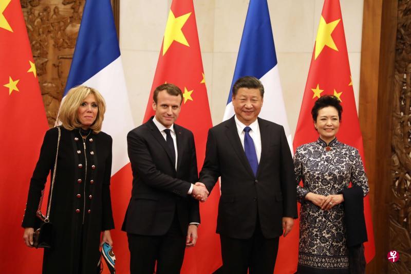 中国国家主席习近平(右二)和夫人彭丽媛昨天在北京钓鱼台国宾馆会见法国总统马克龙(左二)和夫人布丽吉特。(法新社) 中国国家主席习近平(右二)和夫人彭丽媛昨天在北京钓鱼台国宾馆会见法国总统马克龙(左二)和夫人布丽吉特。(法新社)