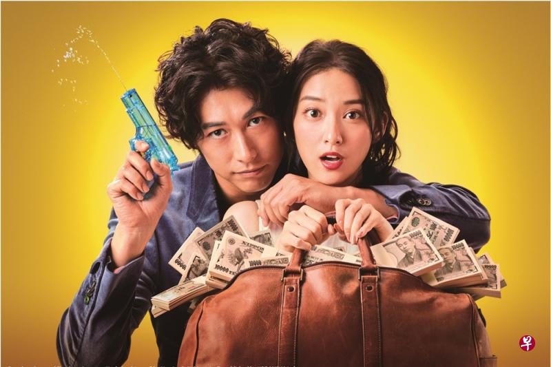 藤冈靛(左)在剧中因为威胁武井咲而和她结缘。(互联网) 藤冈靛(左)在剧中因为威胁武井咲而和她结缘。(互联网)