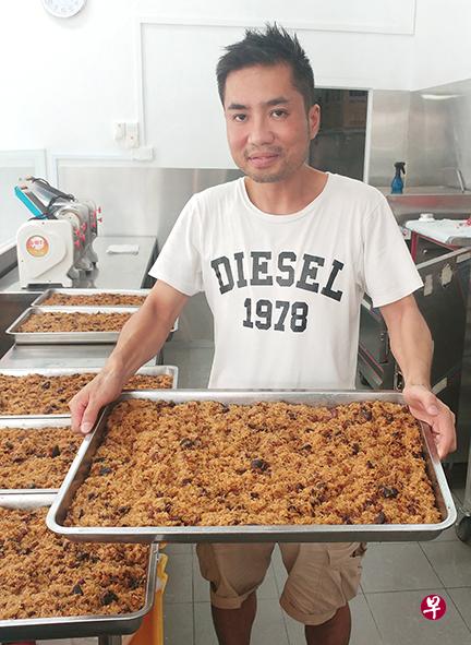 吴汲玹手握着一大盘香喷喷的糯米饭。(郑有恒摄) 吴汲玹手握着一大盘香喷喷的糯米饭。(郑有恒摄)