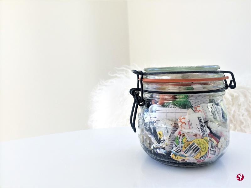 贝亚一家四口去年整年制造的垃圾量,少到可装入一个小玻璃罐。 贝亚一家四口去年整年制造的垃圾量,少到可装入一个小玻璃罐。