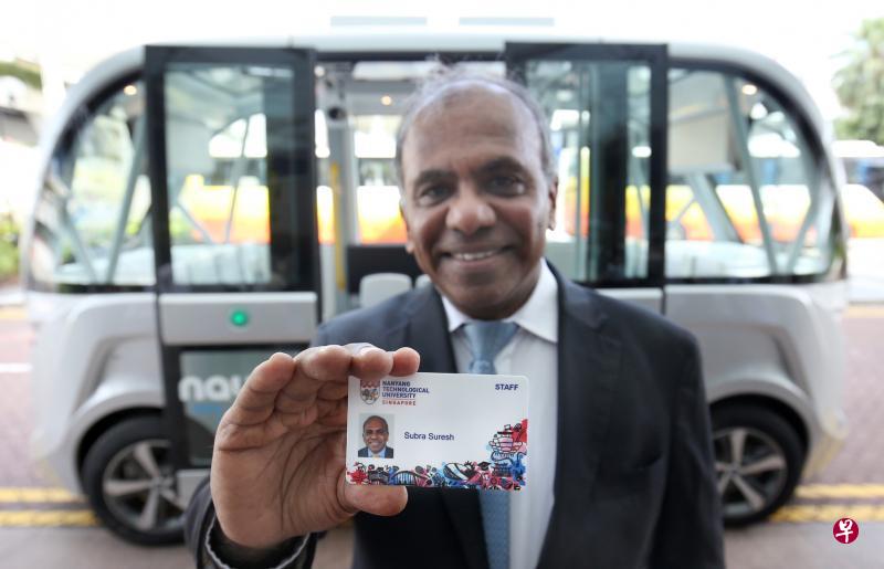 南洋理工大学新任校长苏布拉·苏雷什教授希望把南大打造为智能校园,测试先进技术。南大今年推出智能通行卡,接下来也计划推出其他电子付费方式,例如NETS QR码。(何家俊摄) 南洋理工大学新任校长苏布拉·苏雷什教授希望把南大打造为智能校园,测试先进技术。南大今年推出智能通行卡,接下来也计划推出其他电子付费方式,例如NETS QR码。(何家俊摄)