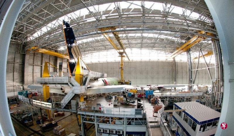 据知情人士向彭博社透露,为拉动低迷的空中巨无霸A380客机的销售,空客公司向中国提出,可将A380的一些总装工作放在中国完成,如后期完成工序以及客舱内饰工作,前提是中方得拿出大额A380新订单。图为位于法国卢兹的空客生产线。(新华社资料图) 据知情人士向彭博社透露,为拉动低迷的空中巨无霸A380客机的销售,空客公司向中国提出,可将A380的一些总装工作放在中国完成,如后期完成工序以及客舱内饰工作,前提是中方得拿出大额A380新订单。图为位于法国卢兹的空客生产线。(新华社资料图)