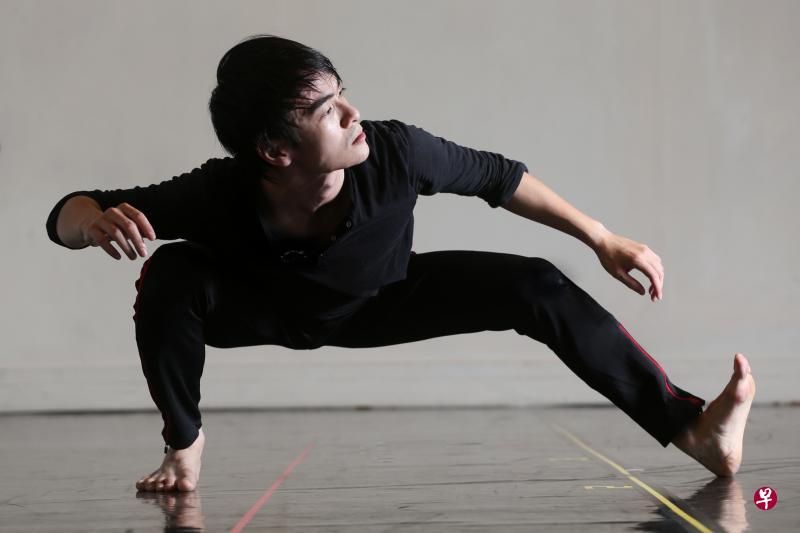 黄祖祐加入舞人舞团前已参与团内多个现代舞作演出,肢体可塑性强。 黄祖祐加入舞人舞团前已参与团内多个现代舞作演出,肢体可塑性强。