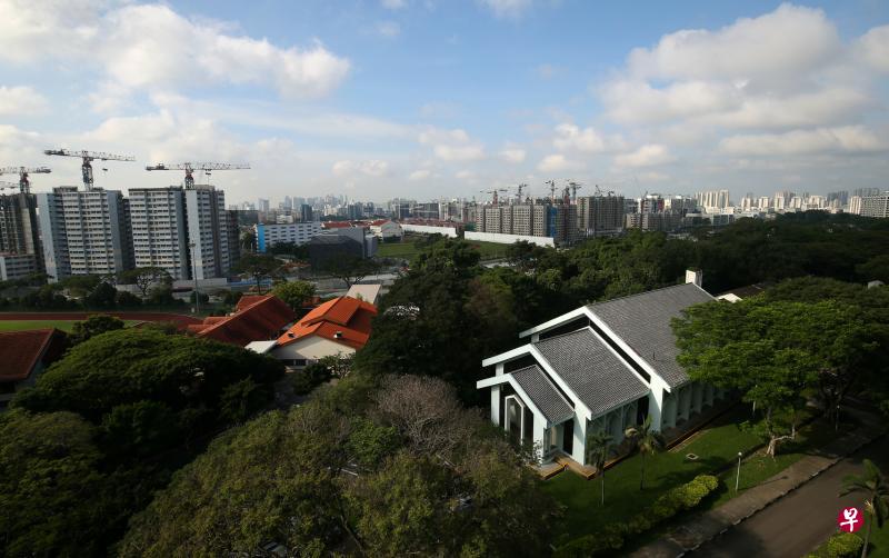 翡珑山骨灰瓮安置所和殡仪馆拆除后将以新殡仪馆综合大楼取代,并和两个新组屋地段相隔一条马路。(叶振忠摄) 翡珑山骨灰瓮安置所和殡仪馆拆除后将以新殡仪馆综合大楼取代,并和两个新组屋地段相隔一条马路。(叶振忠摄)